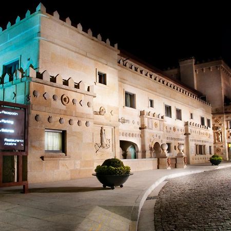 Pazo Los Escudos Hotel Spa & Resort Vigo Dış mekan fotoğraf The Palace of the Dukes of Alba, the seat of the government of the Community of Madrid.