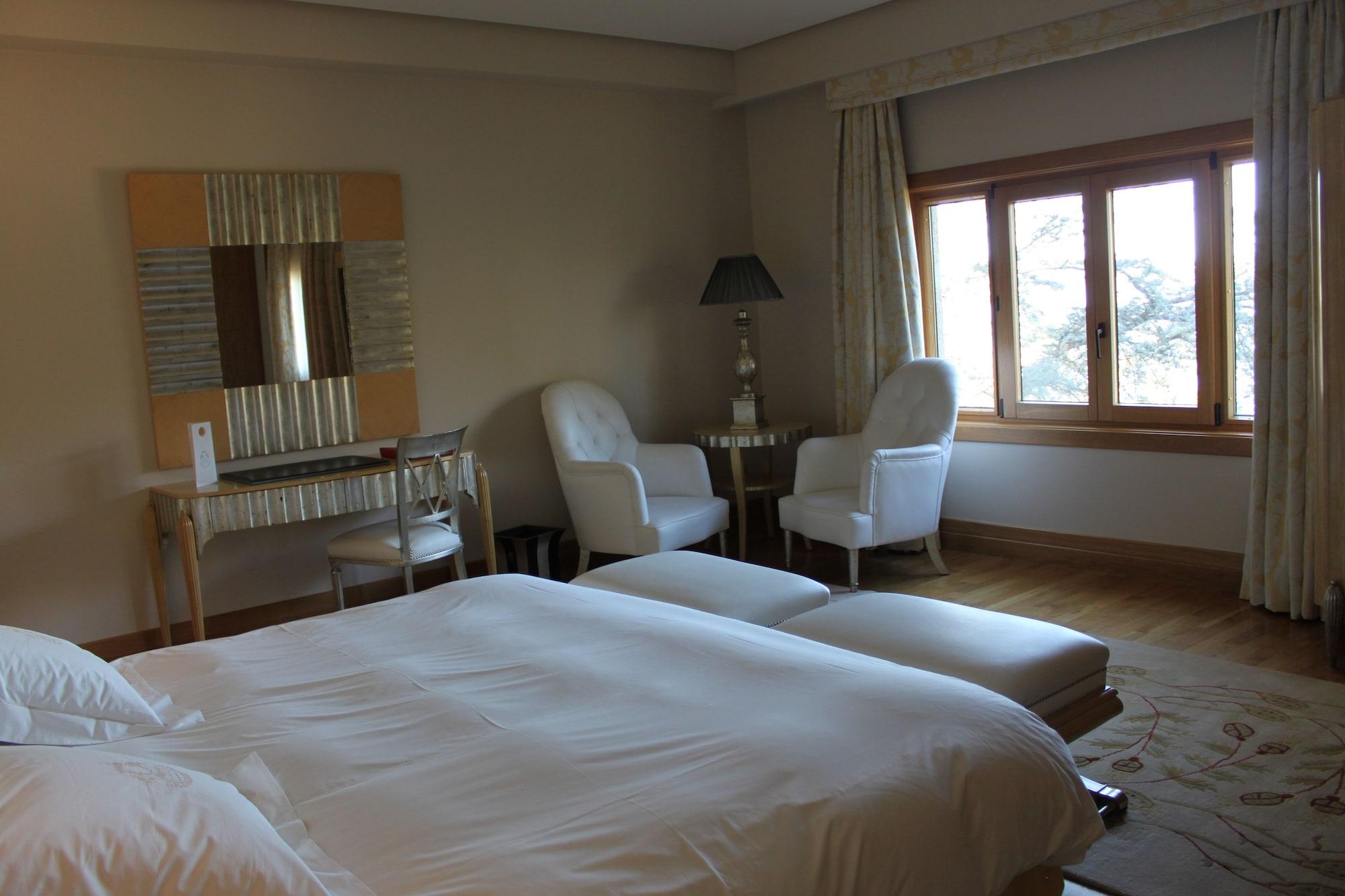 Pazo Los Escudos Hotel Spa & Resort Vigo Dış mekan fotoğraf A room at the hotel