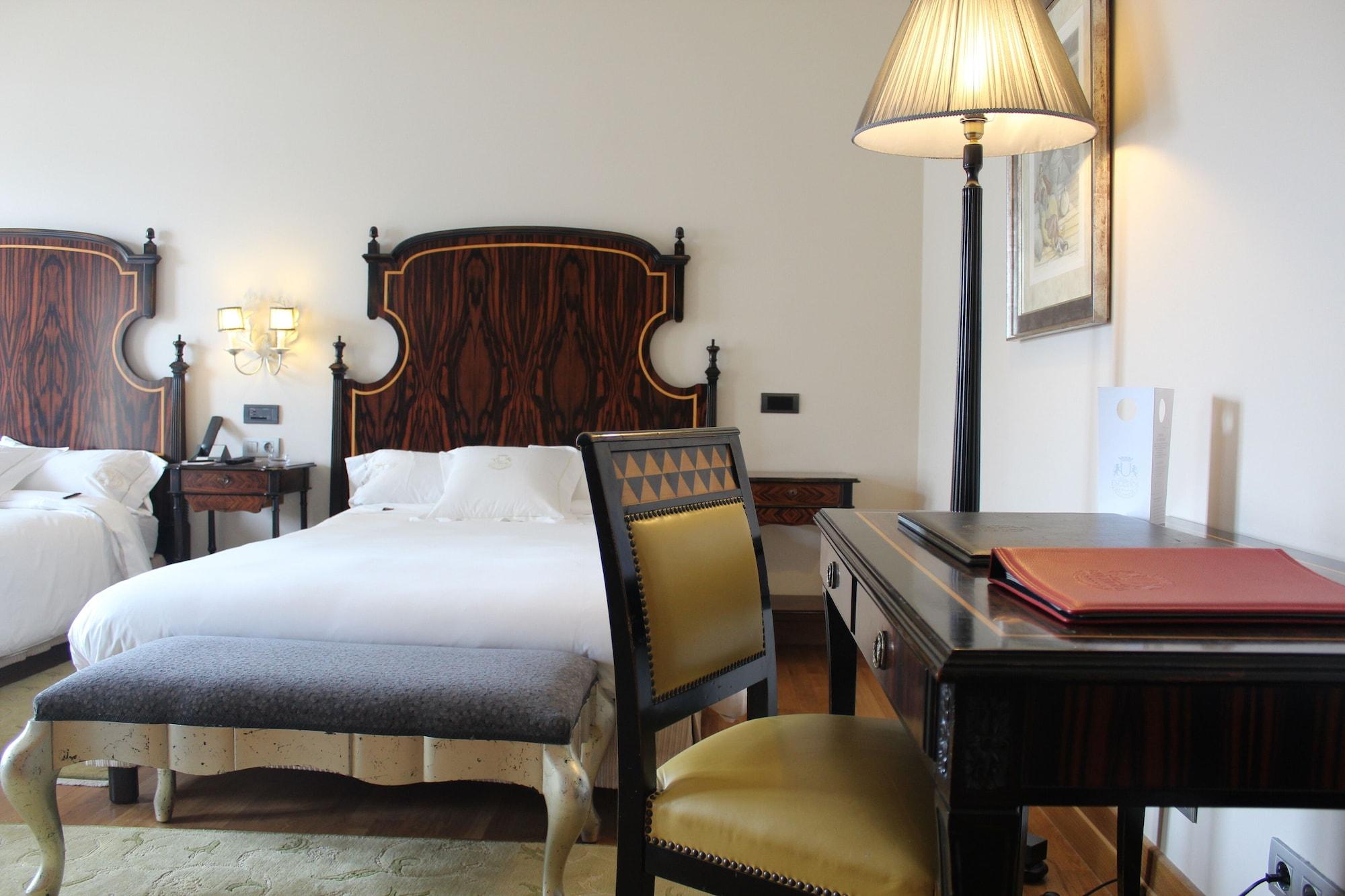 Pazo Los Escudos Hotel Spa & Resort Vigo Dış mekan fotoğraf A room at the hotel