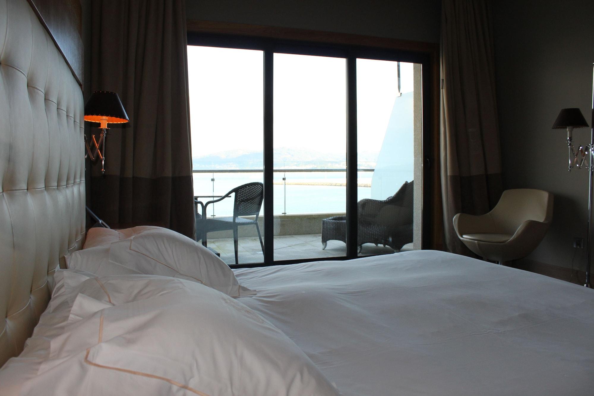 Pazo Los Escudos Hotel Spa & Resort Vigo Dış mekan fotoğraf A room at the hotel