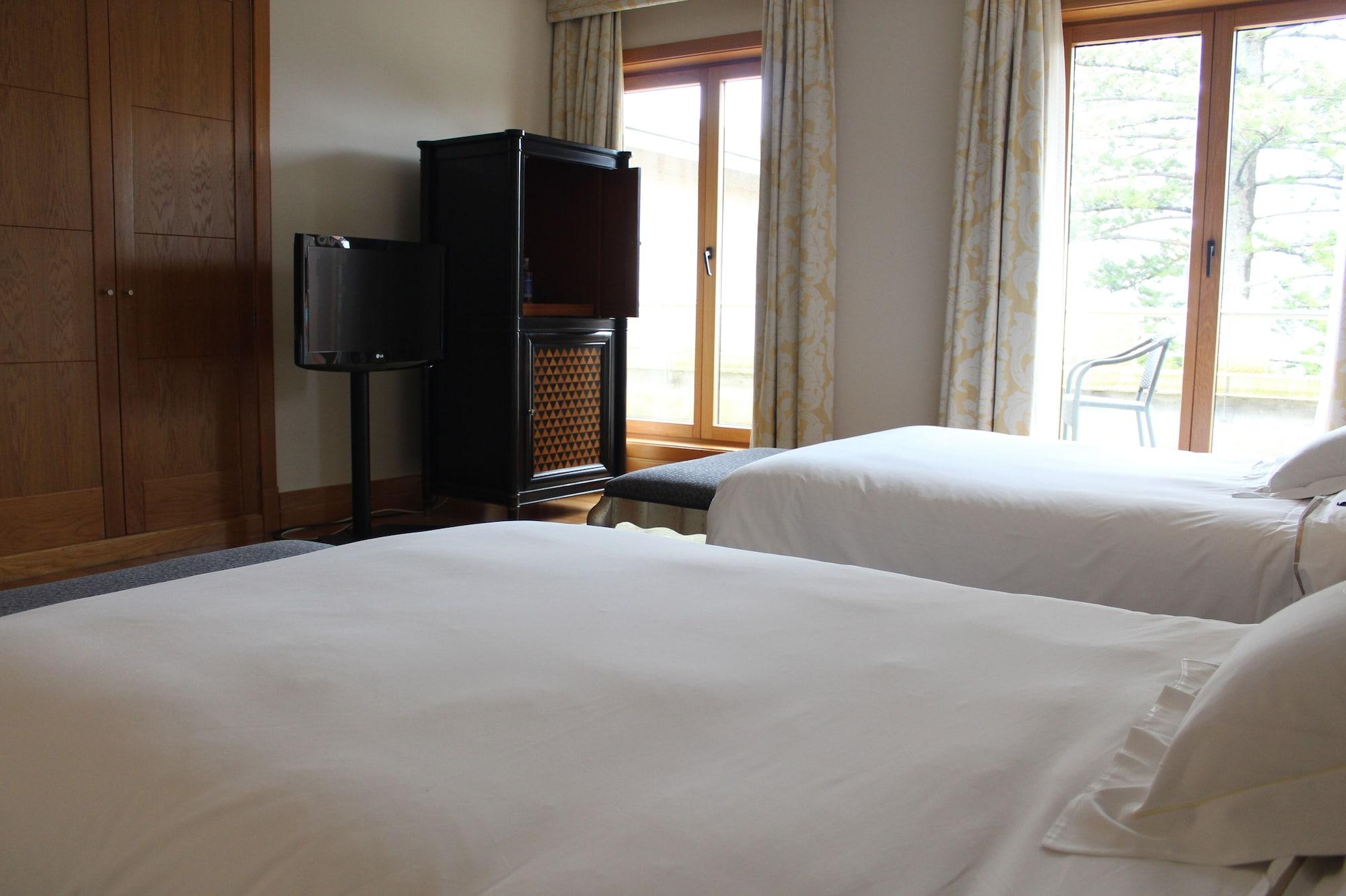 Pazo Los Escudos Hotel Spa & Resort Vigo Dış mekan fotoğraf A room at the hotel