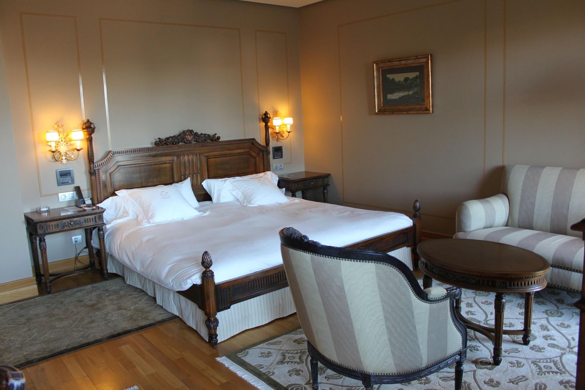 Pazo Los Escudos Hotel Spa & Resort Vigo Dış mekan fotoğraf A room at the hotel