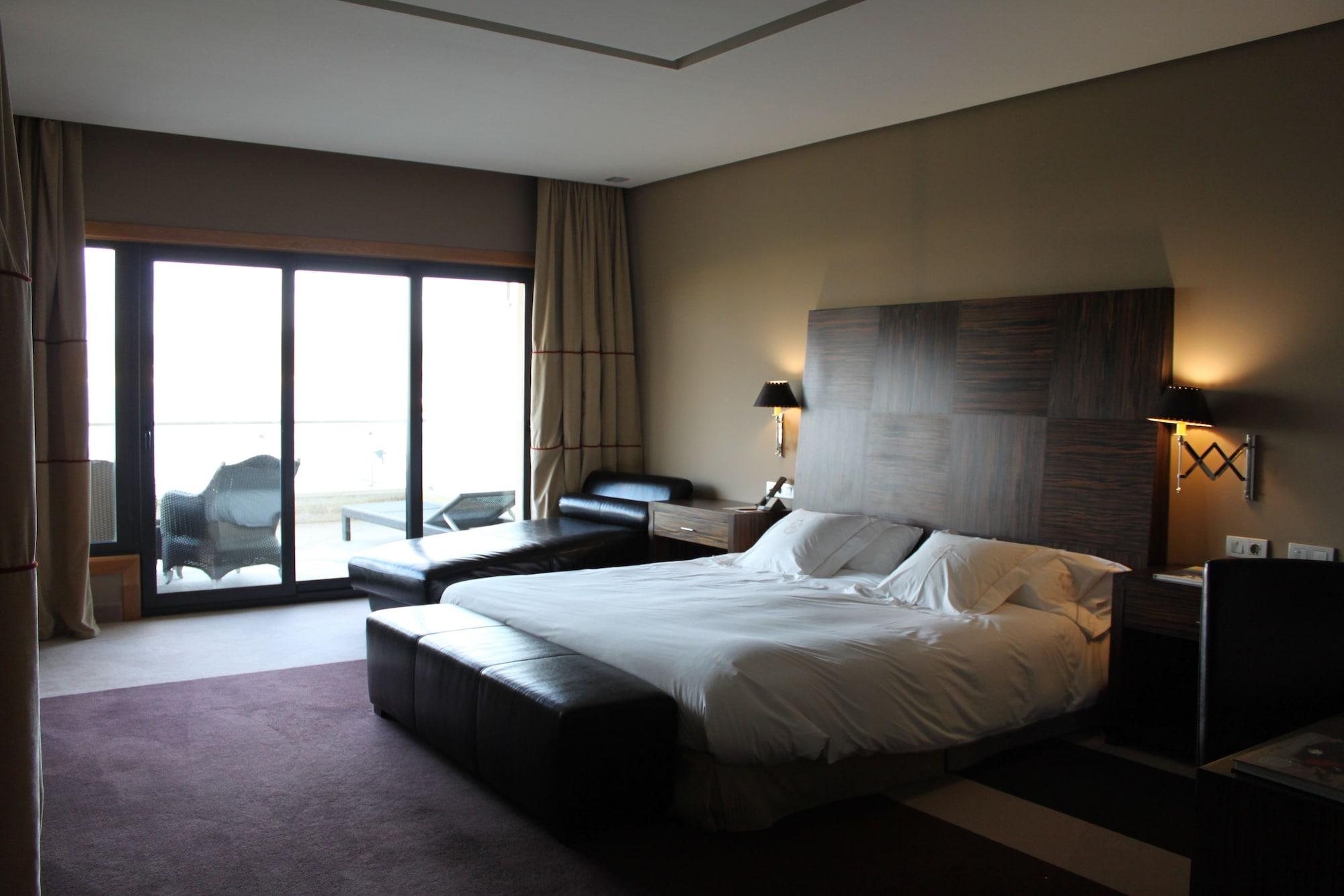 Pazo Los Escudos Hotel Spa & Resort Vigo Dış mekan fotoğraf A room at the hotel