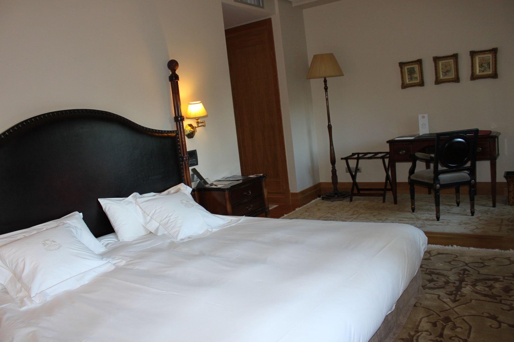 Pazo Los Escudos Hotel Spa & Resort Vigo Dış mekan fotoğraf A room at the hotel