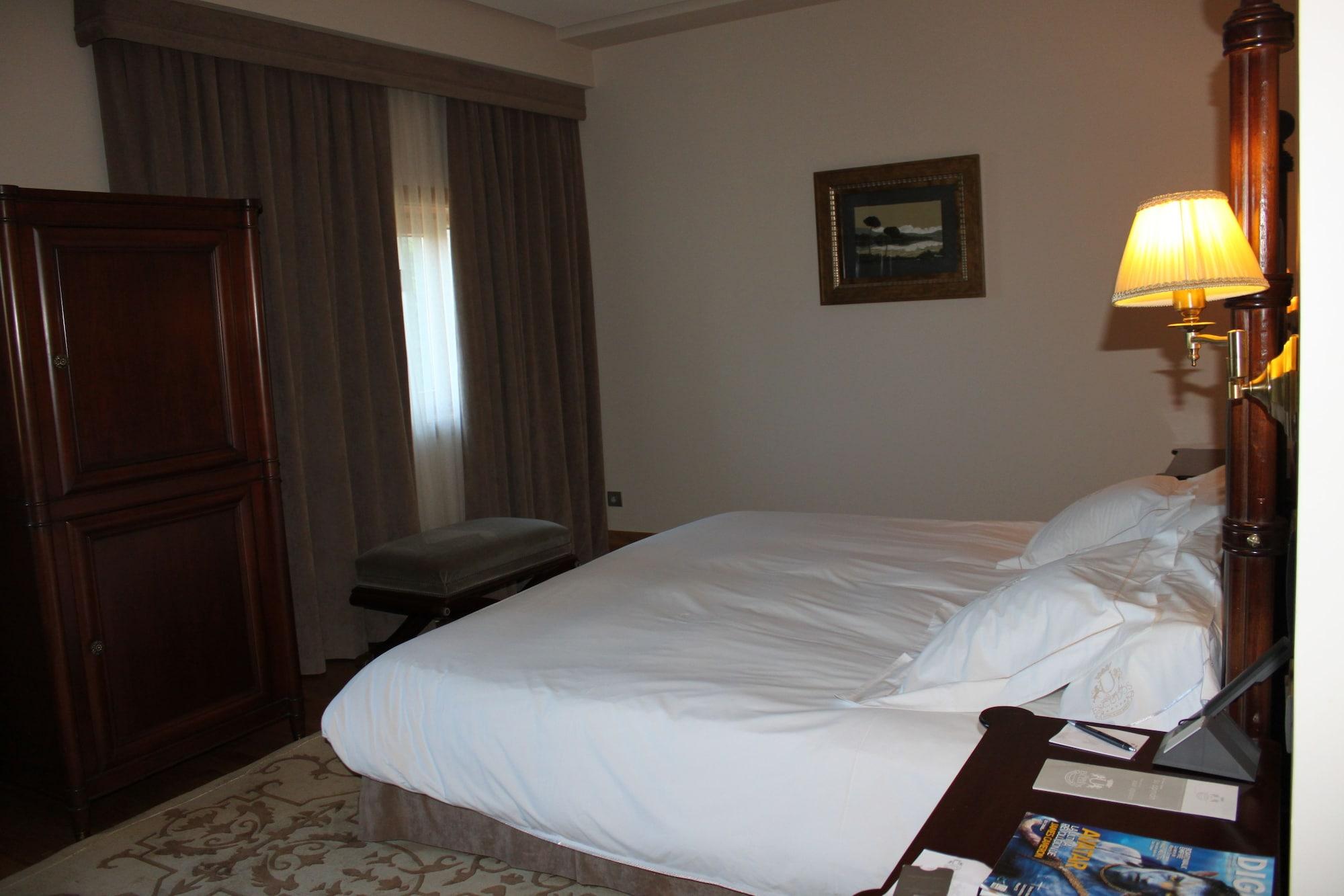 Pazo Los Escudos Hotel Spa & Resort Vigo Dış mekan fotoğraf A bedroom at the hotel