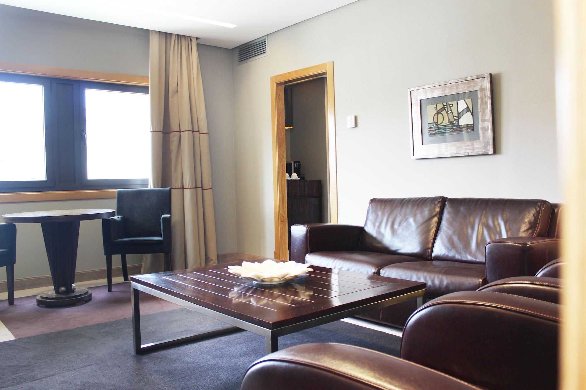 Pazo Los Escudos Hotel Spa & Resort Vigo Dış mekan fotoğraf A living room in a hotel suite