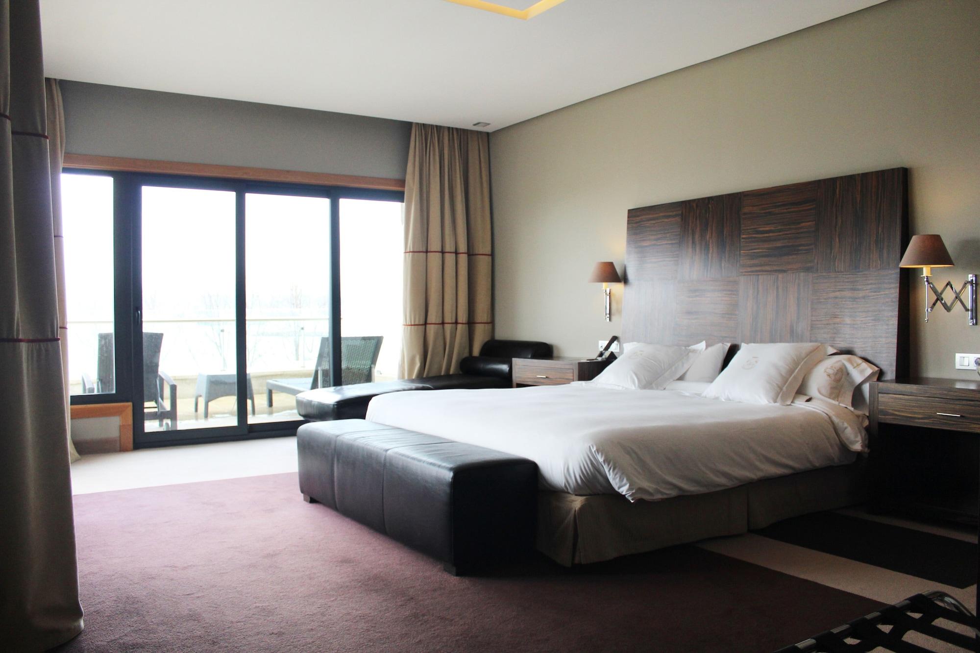 Pazo Los Escudos Hotel Spa & Resort Vigo Dış mekan fotoğraf A room at the hotel