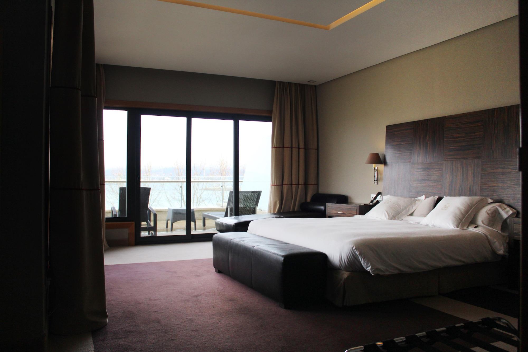Pazo Los Escudos Hotel Spa & Resort Vigo Dış mekan fotoğraf A room at the hotel