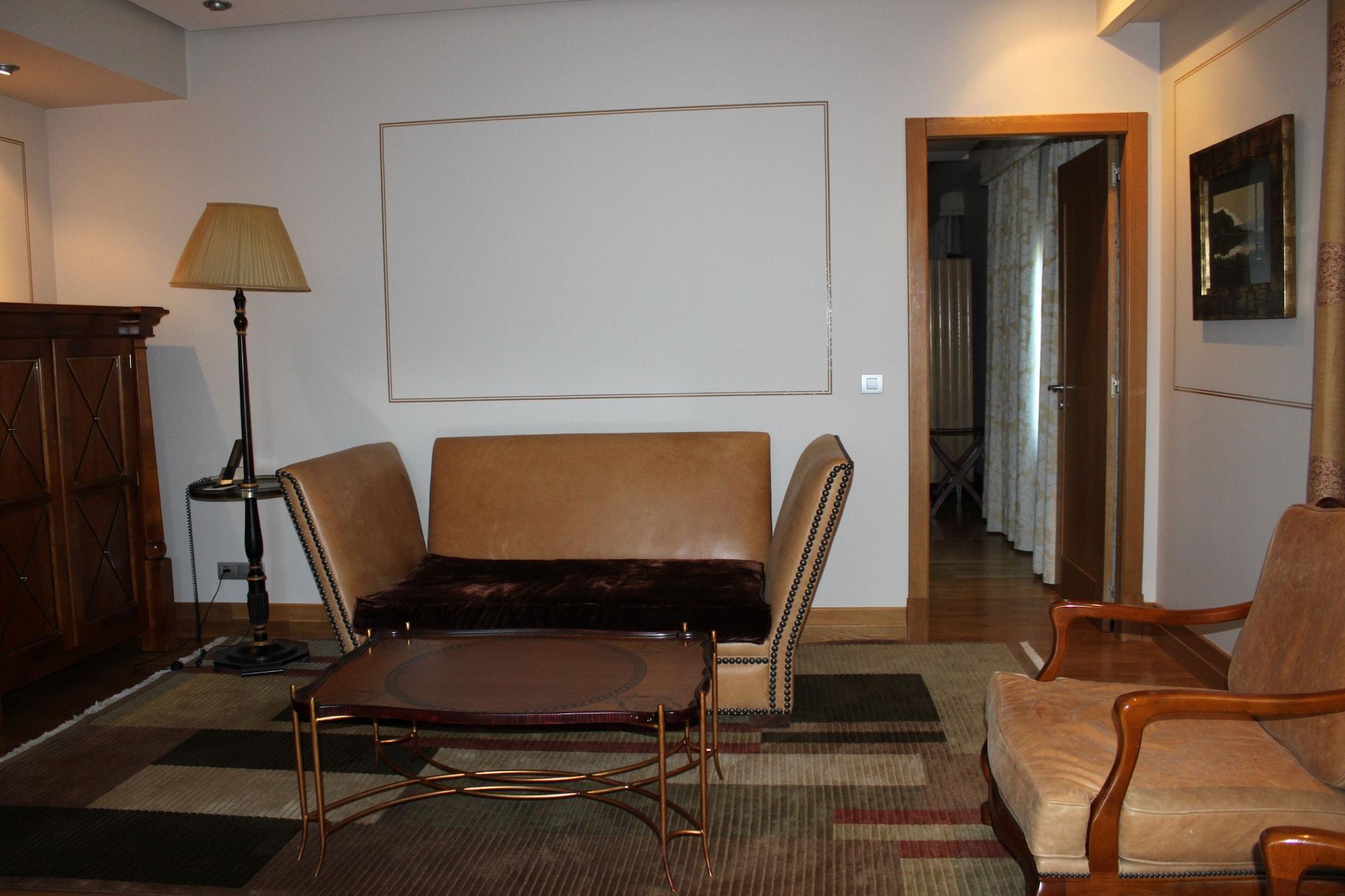 Pazo Los Escudos Hotel Spa & Resort Vigo Dış mekan fotoğraf The interior of the suite
