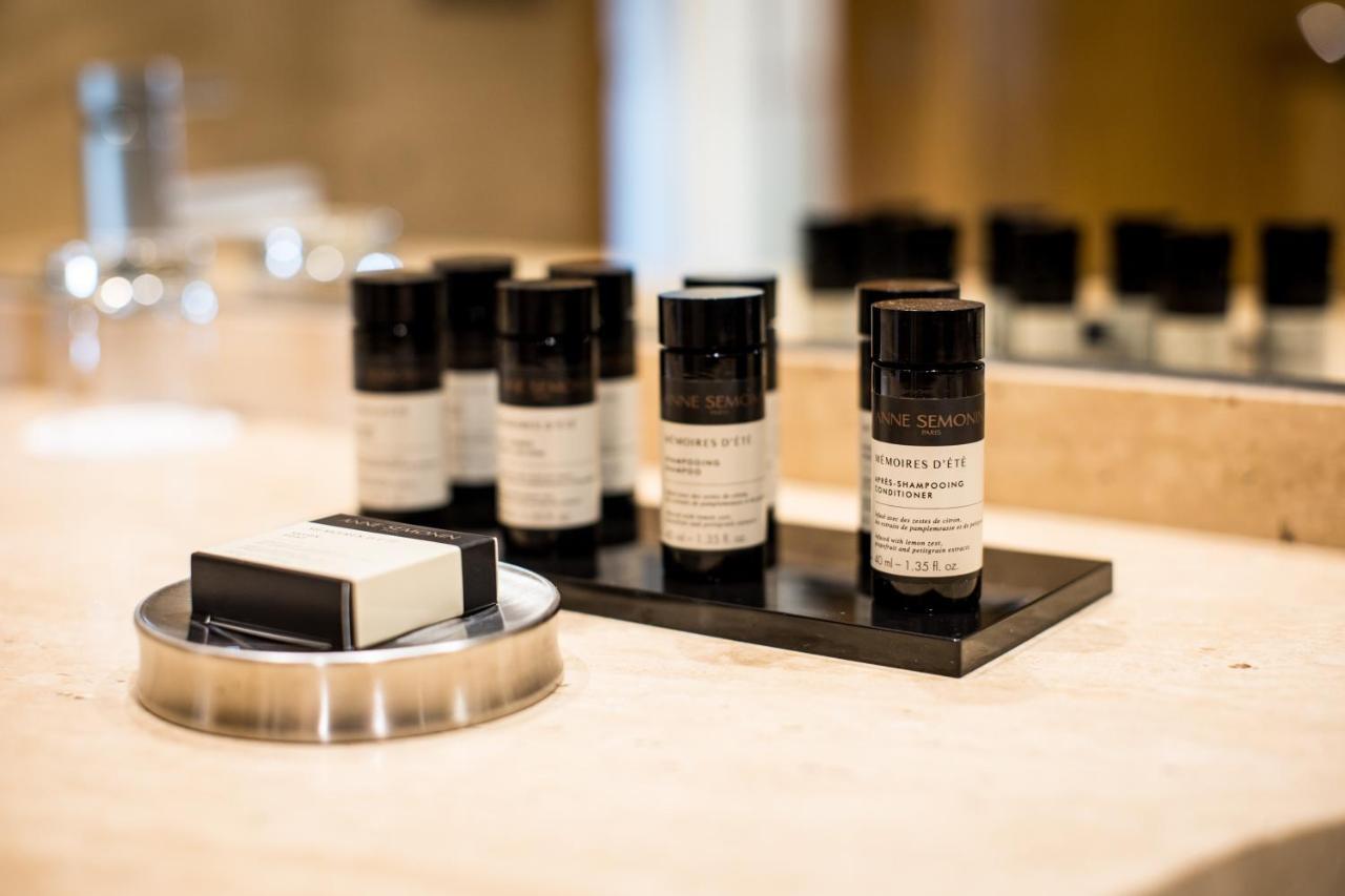 Pazo Los Escudos Hotel Spa & Resort Vigo Dış mekan fotoğraf A selection of toiletries