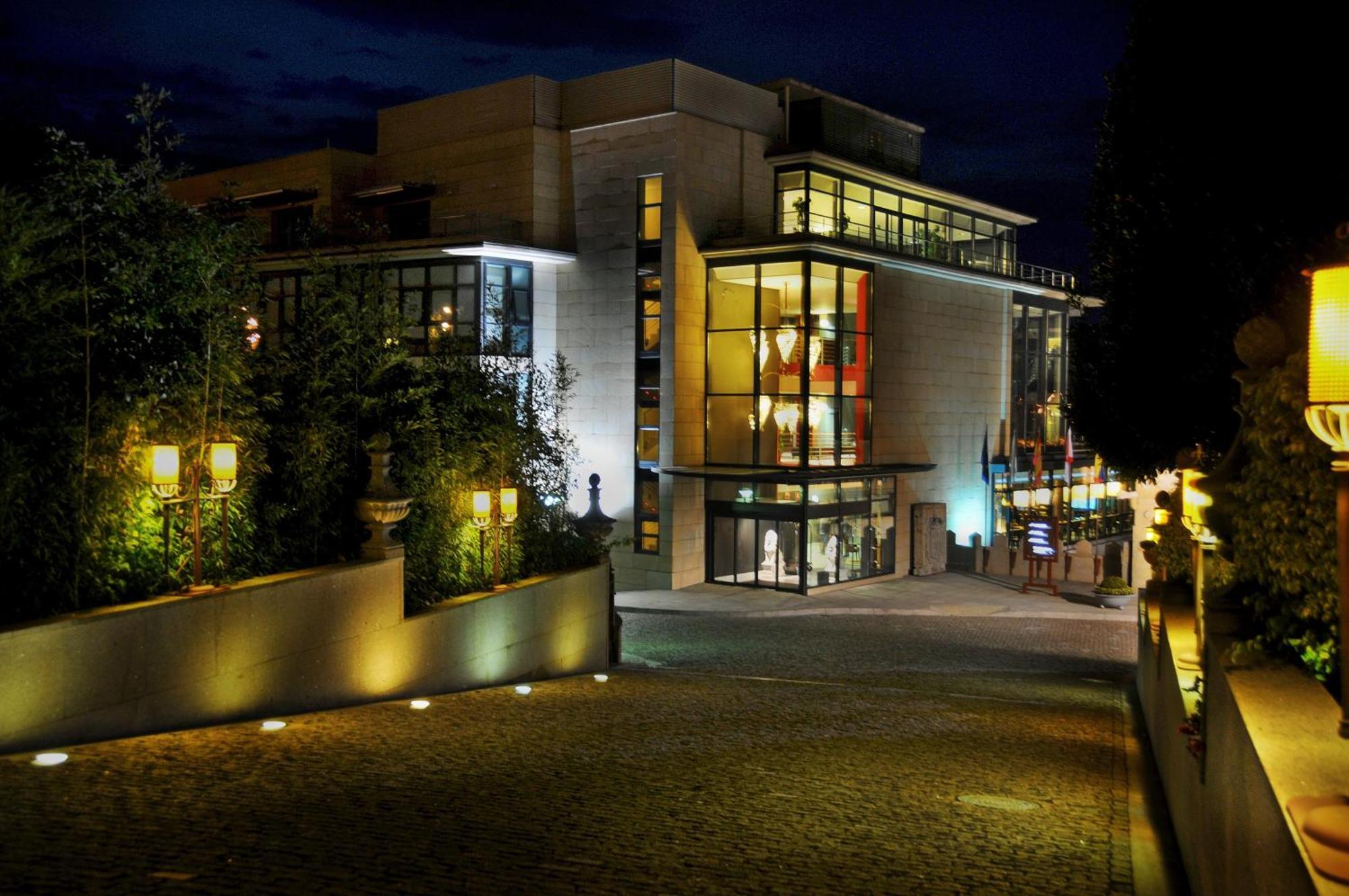 Pazo Los Escudos Hotel Spa & Resort Vigo Dış mekan fotoğraf The main entrance of the museum