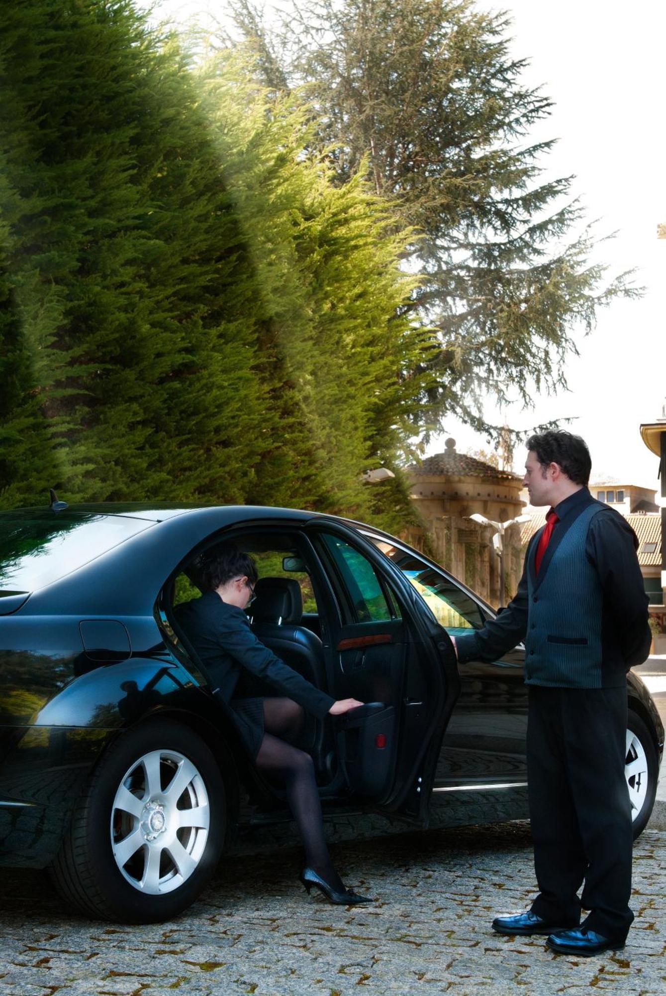 Pazo Los Escudos Hotel Spa & Resort Vigo Dış mekan fotoğraf A chauffeur opening the car door for a passenger