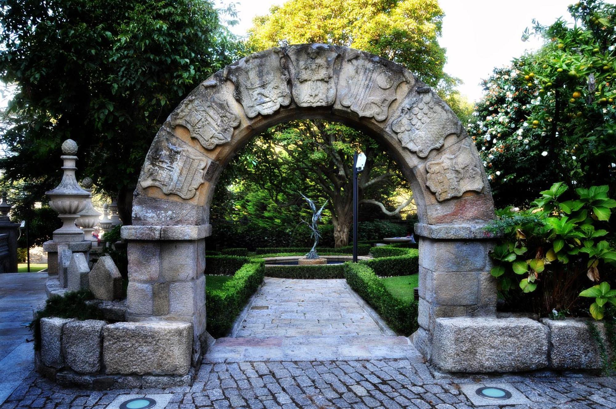 Pazo Los Escudos Hotel Spa & Resort Vigo Dış mekan fotoğraf Entrance to the gardens