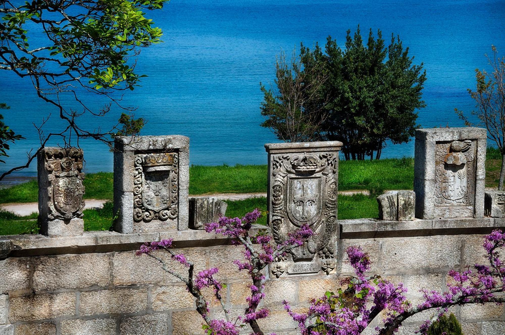 Pazo Los Escudos Hotel Spa & Resort Vigo Dış mekan fotoğraf The four columns of the temple